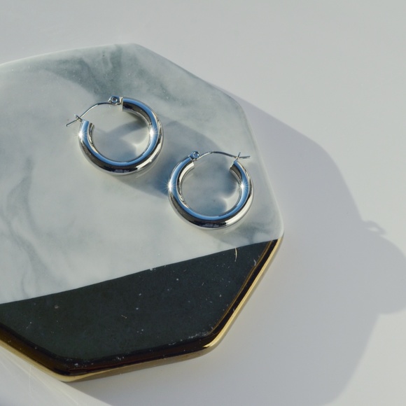 Classic 18K White Gold Plated Hoop Earrings Silver - Picture 5 of 5